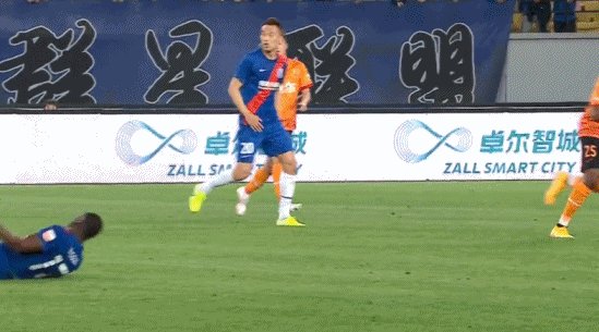 星空体育APP-首红！赵宏略“废人式”飞踹巴索戈 中超新恶人诞生？