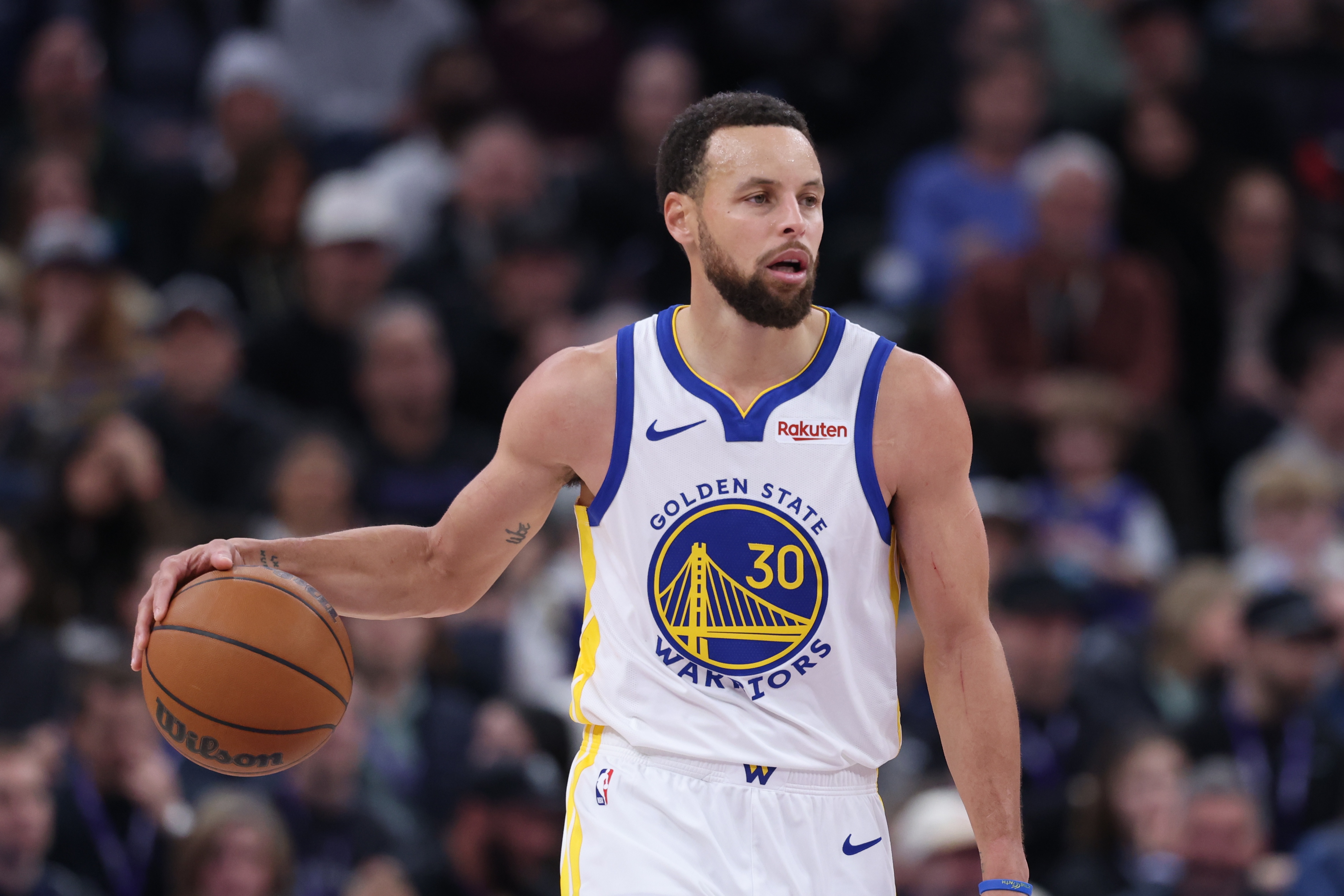继续找状态！库里上半场8中4&amp;三分4中2 拿到12分2板2助&amp;正负值+6